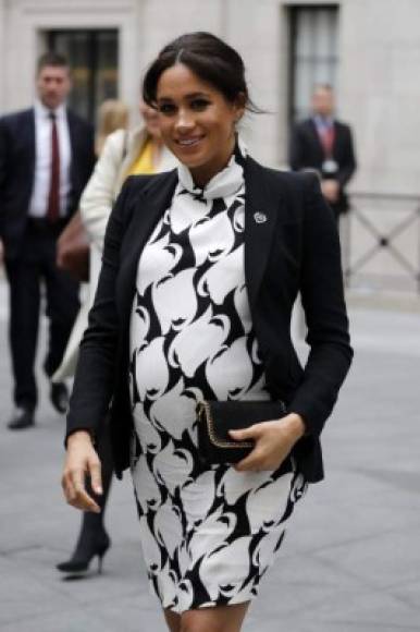 Meghan, quien fue anunciada esta mañana como vicepresidenta del Queen's Commonwealth Trust, llegó rompiendo reglas con un vestido estampado arriba de la rodilla y sin las respectivas medias de licra, obligatorias según el protocolo real .<br/><br/>