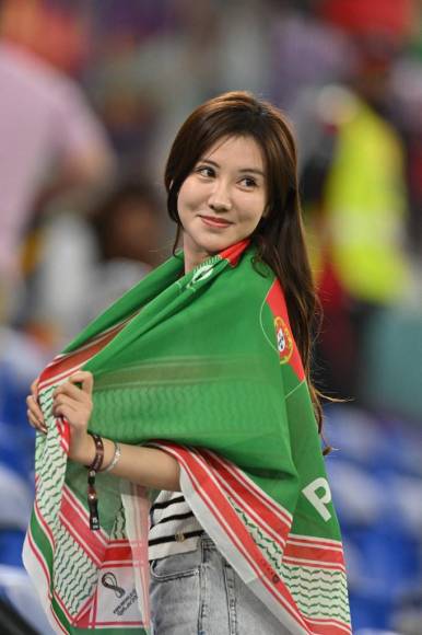 Una linda chica que fue captada con la bandera de Portugal.