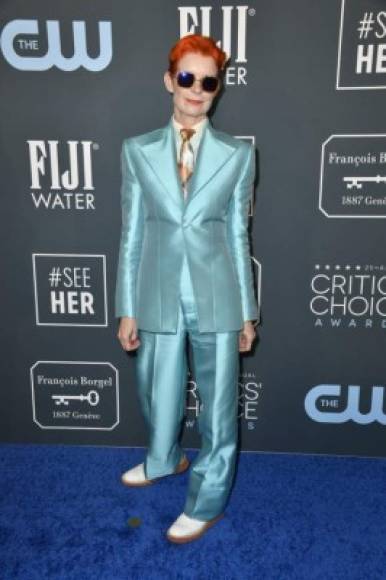 La diseñadora de vestuario Sandy Powell se robó la atención con una vibras a lo David Bowie, demasiado MTV para unos premios de cine...