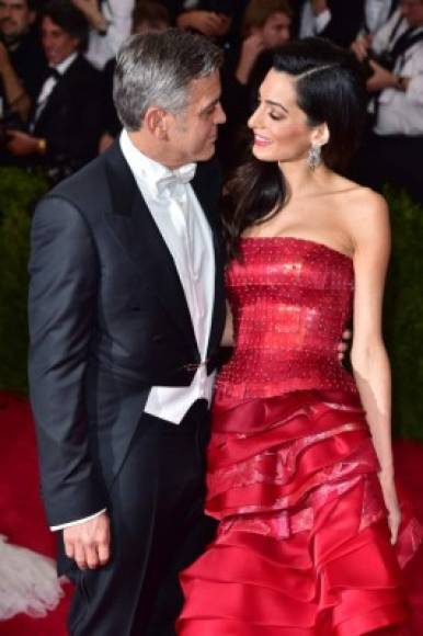 George Clooney solo tiene ojos para su amada Amal, la reconocida abogada que llegó para robarle el corazón al eterno galán de Hollywood.