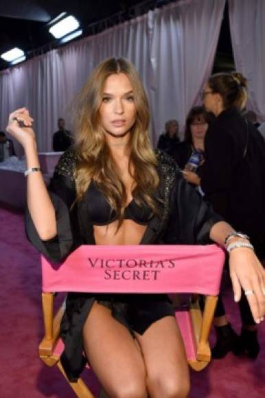 Para esta edición se repite la colaboración con el diseñador Brian Atwood, encargado de crear los zapatos que las modelos lucen durante el espectáculo.<br/><br/>En foto Josephine Skriver en el backstage del Victoria's Secret Fashion Show 2018 en Nueva York.