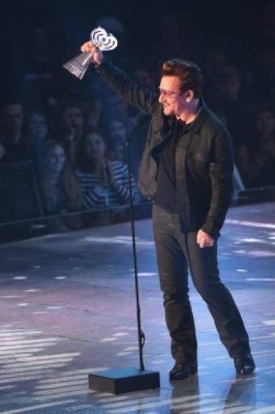 Bono de U2 acepta el 'Innovator Award' en los iHeartRadio.