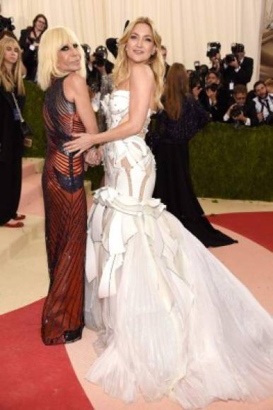 Kate Hudson con Donatella Versace.