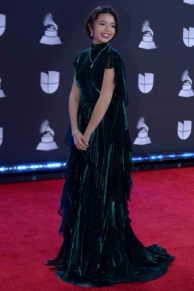 La joven Ángela Aguilar regia en un vestido de terciopelo.