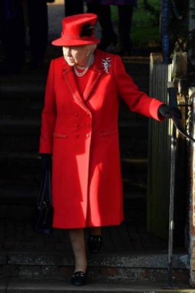 La reina de Inglaterra Isabel II llegó sin su esposo el príncipe Felipe, duque de Edimburgo, que tuvo que quedarse en casa después de su salida del hospital tras varios días internado.