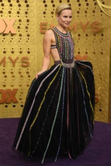 La actriz Kristen Bell en un vestido multicolor de Dior sin mangas con corpiño decorado con cuentas.<br/>
