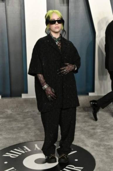 Billie Eilish parecía andar en pijama con este traje extra grande, el mismo que usó cuando subió al escenario para cantar en el memorial de los Óscar.