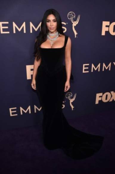 Kim Kardashian con un elegante vestido negro de corsé Vivienne Westwood.<br/><br/>