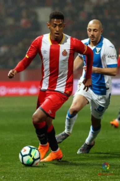 El 'Choco' Lozano corre con el balón ante la marca de un jugador del Leganés.