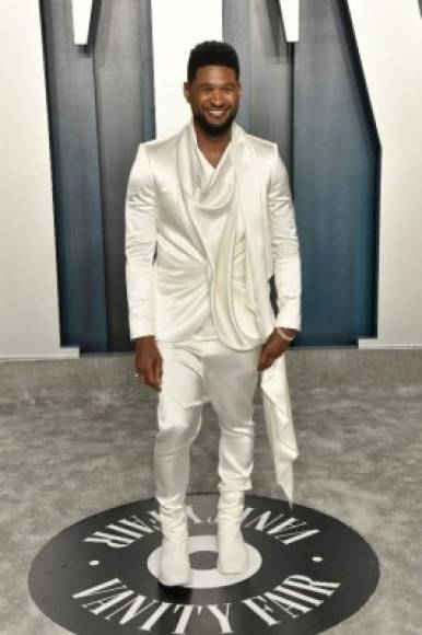 Usher fue otro que parecía andar en pijamas con ese traje de seda blanco.