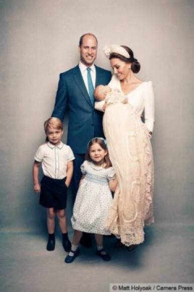 El nuevo royal lucirá un vestido de bautizo tradicional<br/><br/>También se espera que el bebé de Harry y Meghan lleve el tradicional traje de bautizo real.<br/><br/>A pesar de la creencia popular, esta no es la misma túnica que se hizo en 1841 para los hijos de la reina Victoria. El original, hecho por Janet Sutherland, fue usado por 62 bebés reales .<br/><br/>Se hizo una réplica en el año 2004, y fue usada recientemente por los hijos del príncipe William y Kate Middleton durante sus bautizos.
