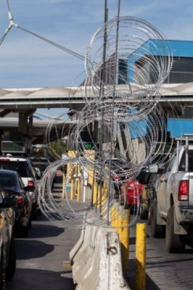 En el cruce fronterizo de Otay Mesa, autoridades hicieron lo propio en uno de los doce carriles de ingreso al país.