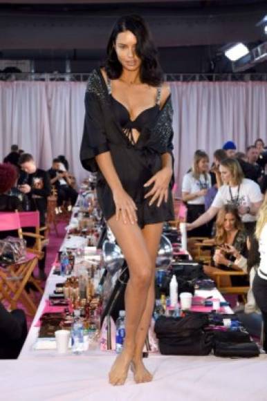 Curiosamente además de regresar a Nueva York, este año se cumplen 23 años desde que se realizó por primera vez en la misma ciudad en 1995.<br/><br/>En foto Adriana Lima en el backstage del Victoria's Secret Fashion Show 2018 en Nueva York.