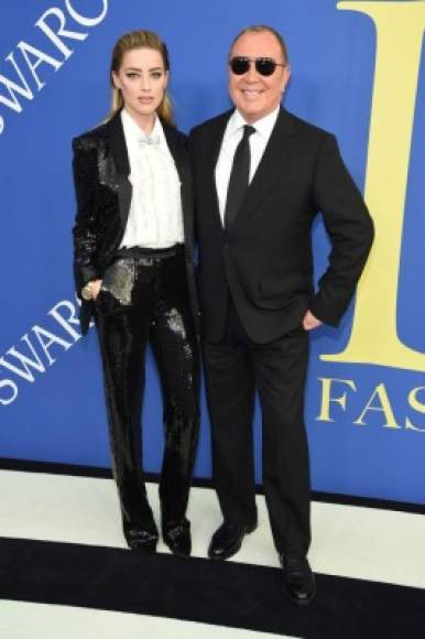 La actriz Amber Heard junto al diseñador Michael Kors.