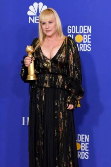 Patricia Arquette, ganadora del Globo de Oro a mejor actriz de reparto en una serie, hizo un Salma Hayek luciendo un escote que tuvo a más de una conteniendo la respiración.