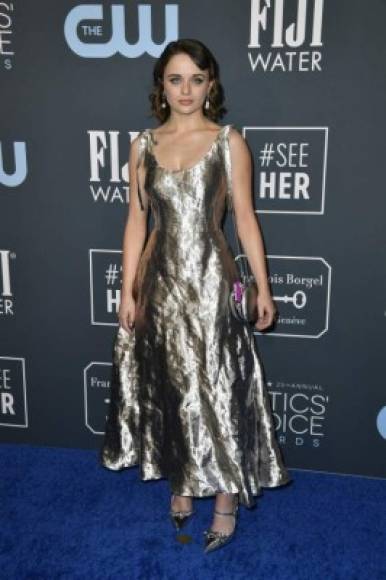 La actriz Joey King se lució en un vestido dorado, ¿tratando de reducir el gasto de energía no usando la plancha?<br/>