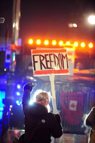 Cientos de vehículos, con mensajes como “devuélvannos nuestra libertad” y “coerción no es consentimiento”, aparcaron en las calles cercanas al Parlamento. Varios manifestantes llevaban banderas canadienses en apoyo a los camioneros de Ottawa. 