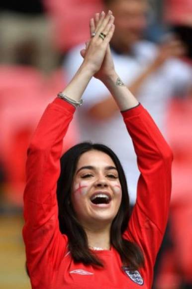 Esta bella inglesa disfrutó la victoria de su selección.