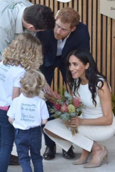 El duque y la duquesa de Sussex fueron recibidos por una gran multitud desesperada por verlos y felicitarlos por su bebé, que será el séptimo en la fila del trono.
