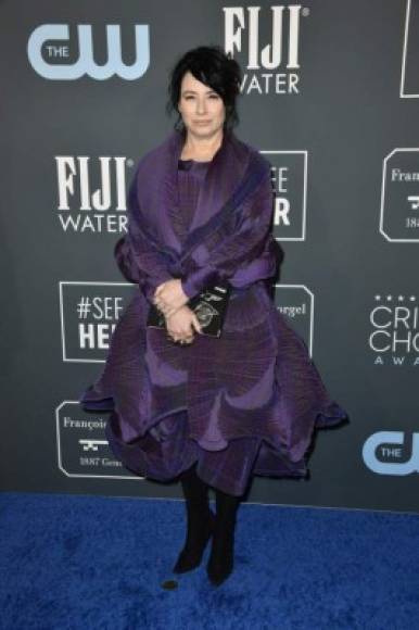 La directora Amy Sherman-Palladino se apegó a su gusto excéntrico en un traje que parecía una colcha, bastante cómoda para ver la premiación.