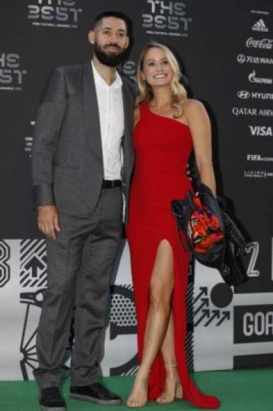 Clint Dempsey, exjugador de Estados Unidos del área de Concacaf, llegó con su esposa que lució bella.