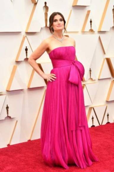 La actriz y cantante Idina Menzel, famosa por poner su voz a 'Elsa' en Frozen II deslumbró con este vestido fucsia.