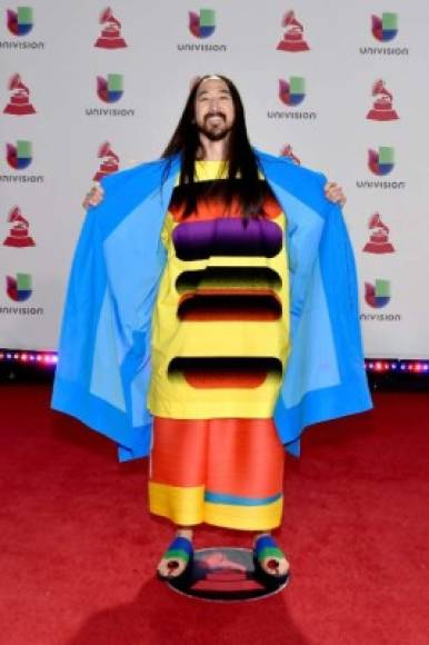 Con respeto a los religiosos, Steve Aoki parecía un 'Cristo' moderno con un túnica multicolor