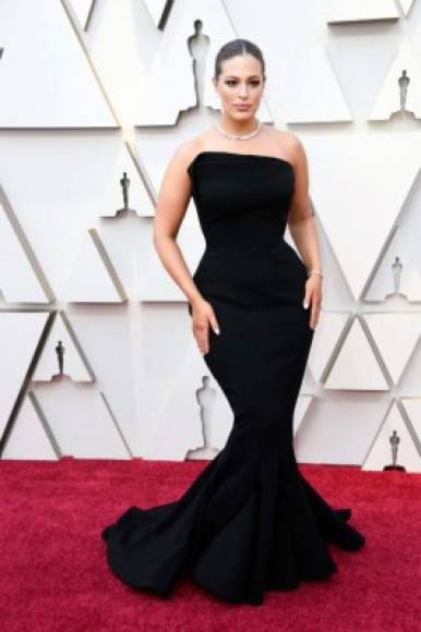 Ashley Graham lució como una sirena de Hollywood en su primera aparición en los Óscar con un vestido de Zac Posen.