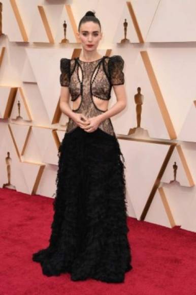 La actriz Rooney Mara lució un extraño vestido en la alfombra roja de los Óscar.