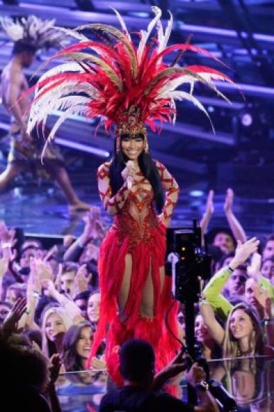 Nicki Minaj supo como mantener la atención de sus fans en el inicio de MTV VMA 2015.