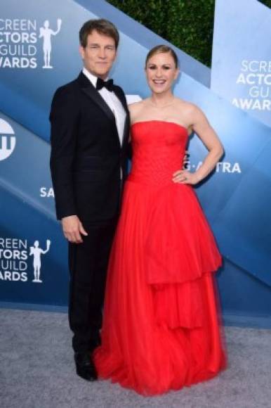 La actriz Anna Paquin y su esposo Stephen Moyer no se despegaron el uno del otro en la alfombra de los SAG.