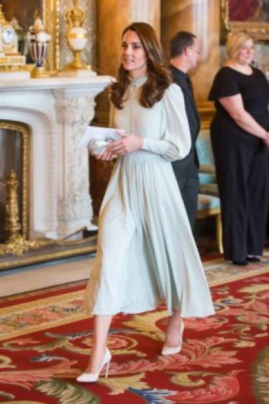 Kate Middleton completó su look con zapatos de Emmy London y un clutch de Alexander McQueen.<br/>