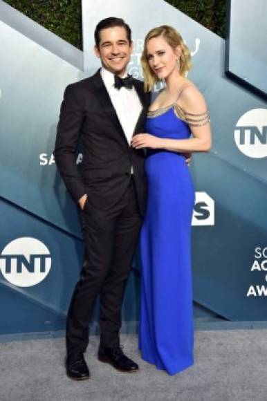Los esposos Jason Ralph y Rachel Brosnahan no se quitaron las manos de encima durante su paso en la alfombra de los SAG Awards 2020.