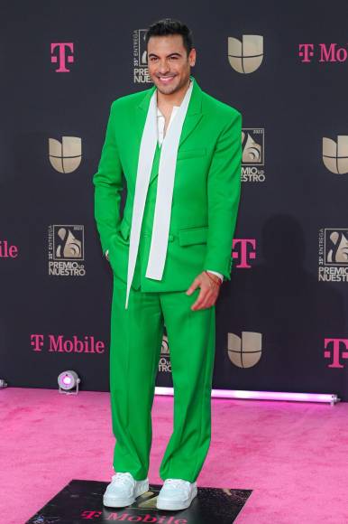 El cantante mexicano Carlos Rivera enfundado en un Valentino color verde.
