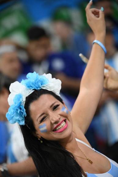 Otra de las hermosas chicas de Argentina que fue captada apoyando a La Albiceleste.