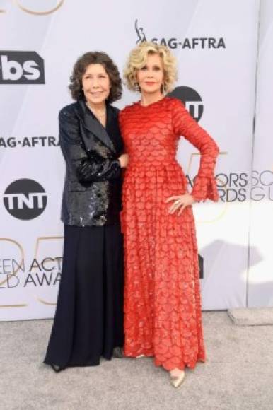 La veterana actriz Jane Fonda posó junto a Lily Tomlin en la alfombra plateada.