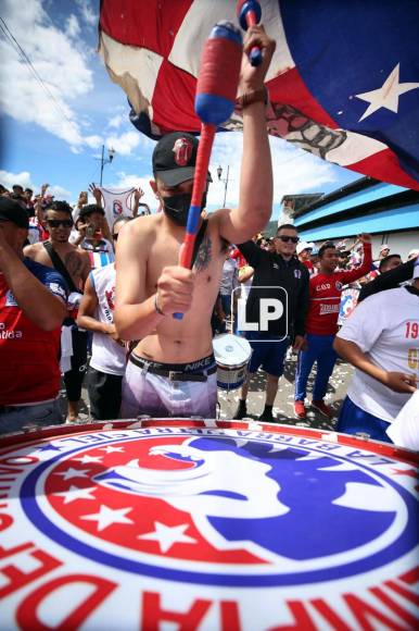 Con tambores alentaron los aficionados del Olimpia a su equipo.