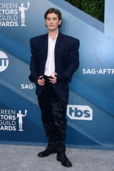 El actor Casey Thomas Brown parecía haber escogido mal la talla de su traje.