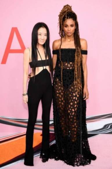 Vera Wang, famosa por sus vestidos de novia, posó junto a la cantante Ciara, quien lució una de sus creaciones.