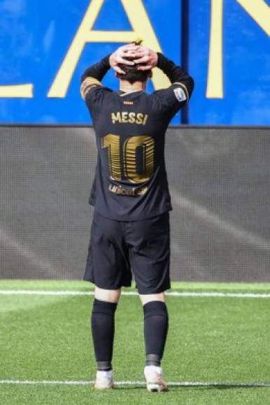 Lionel Messi dio el susto y al final pudo seguir en el partido.