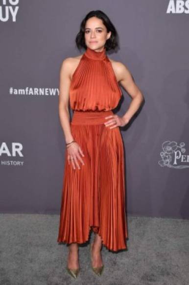 Michelle Rodríguez llamó la atención con atuendo de color naranja oscuro de ALC y tacones dorados metálicos. La actriz fue una presentadora de premios en la gala.<br/><br/>
