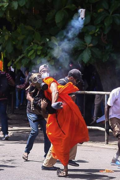 Desde entonces, centenares de manifestantes se han instalado en las inmediaciones de la Secretaría Presidencial de Colombo y las protestas pacíficas alrededor de la nación isleña se volvieron habituales, mientras las autoridades tratan de llegar a un acuerdo de rescate con el Fondo Monetario Internacional (FMI). EFE