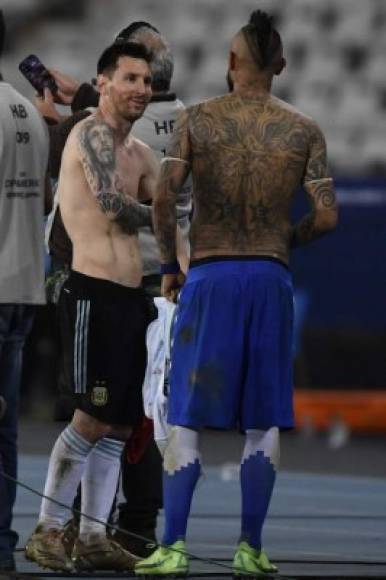 Lionel Messi intercambió su camiseta con Arturo Vidal .