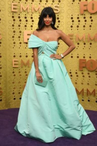La actriz británica Jameela Jamil decantó por un vestido aqua que resaltaba en la alfombra púrpura.