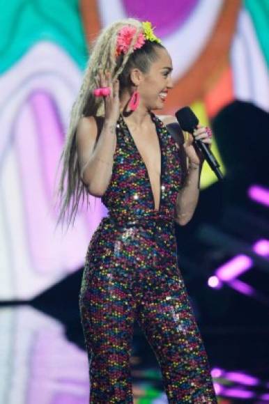 Un look colorido de Miley Cyrus.