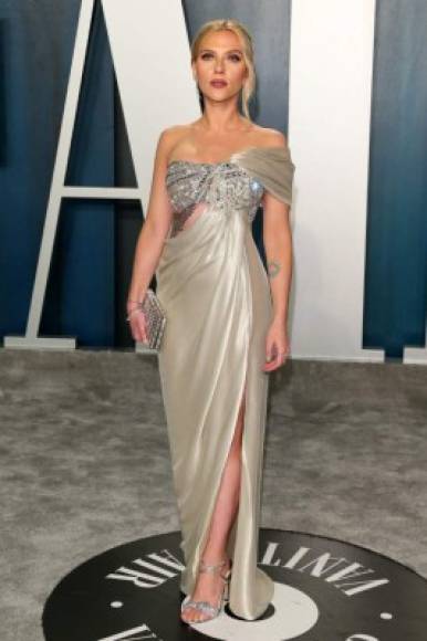 La actriz Scarlett Johansson no ganó el Óscar, pero lució como todo una ganadora en otro Óscar de la Renta, bastante parecido al que uso en la alfombra roja.