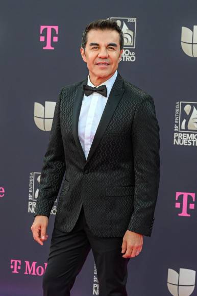 El actor mexicano Adrián Uribe lució sobrio pero elegante para la ocasión.