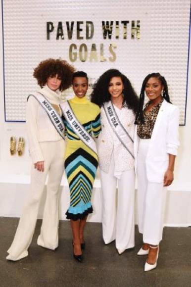 Miss Teen USA, Kaliegh Garris, Miss Universe Zozibini Tunzi, Miss USA Cheslie Kryst y Miss America 2019 Nia Franklin posan en la tienda minorista Visas Grit, Grace, Greatness durante la Semana de la Moda de Nueva York.