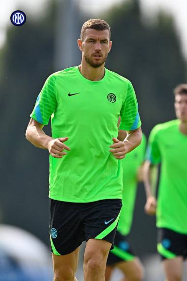 El delantero bosnio Edin Dzeko decidió rechazar una oferta del Borussia Dortmund. El atacante planea seguir en las filas del Inter de Milán.