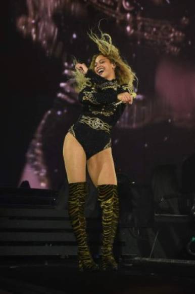 En el espectáculo, Beyoncé bailó y cantó con sus chicas 'Freedom', 'Survivor' y 'End of Time'.